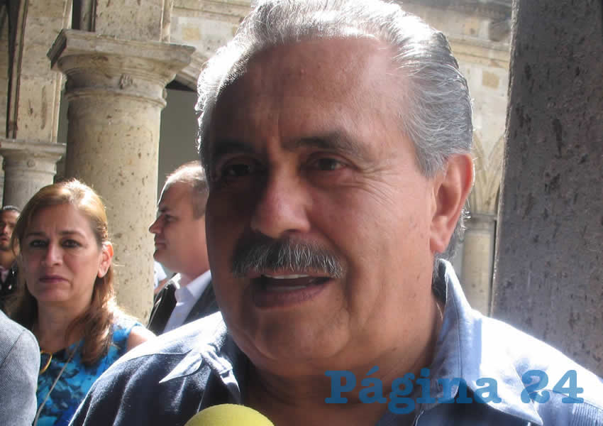 “Para aquellas gentes que siguen amenazando con parar sus camiones, con suspender el servicio o de generar tarifas que ni siquiera han pasado por la comisión: vamos a proceder a quitarles las concesiones o a cancelarles sus subrogaciones, vamos a ejecutar los procesos que en estos momentos siguen en la secretaría y que se están culminando”, amagó Servando Sepúlveda, director de la Semov/Foto: Francisco Tapia 