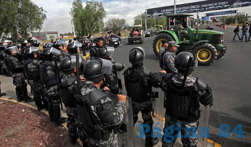 A bordo de tractores, gritaban consignas por la transitada vialidad rumbo al aeropuerto; al llegar al “Miguel Hidalgo” ya los esperaban policías, quienes restringieron su libre derecho a manifestarse