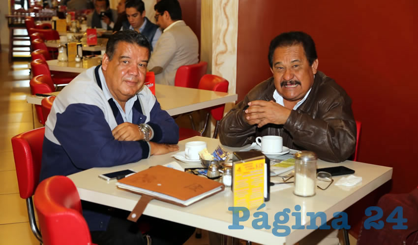 Francisco Flores Flores, coordinador estatal de Cimientos del Magisterio; y Manuel Medina Ortega, presidente del Frente de Lucha Campesina; desayunaron en el restaurante Mitla