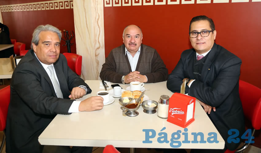En el restaurante Mitla compartieron el pan y la sal V&iacute;ctor Ruiz Esparza, secretario de Vinculaci&oacute;n de la Universidad Tecnol&oacute;gica de Aguascalientes; Jos&eacute; Manuel Mata Castillo, coordinador de la Jefatura de Gabinete de Gobierno del Estado; y Ricardo Serrano Rangel, rector de la Universidad Tecnol&oacute;gica de Aguascalientes