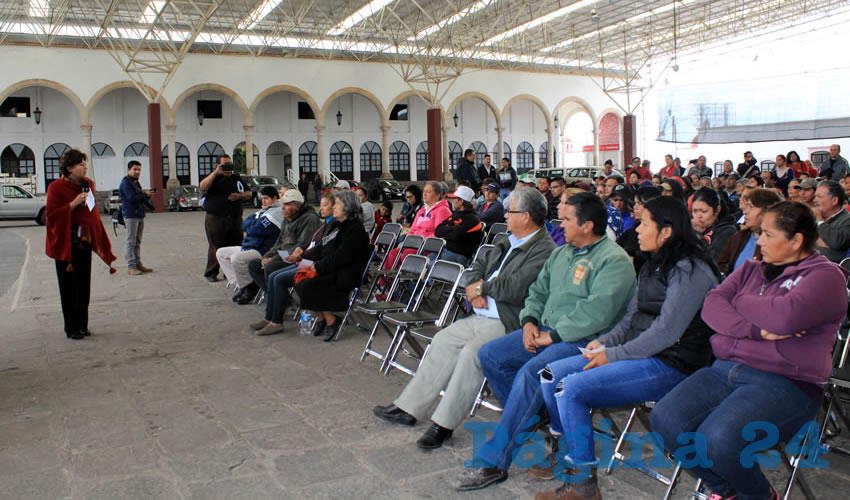 Javier Reynoso Márquez: Se cumplió con el compromiso de entregarle a los beneficiaros el material para que instalen piso firme en sus hogares, para posteriormente brindarles el apoyo de mil 400 pesos de la mano de obra (Foto: Rocío Castro)