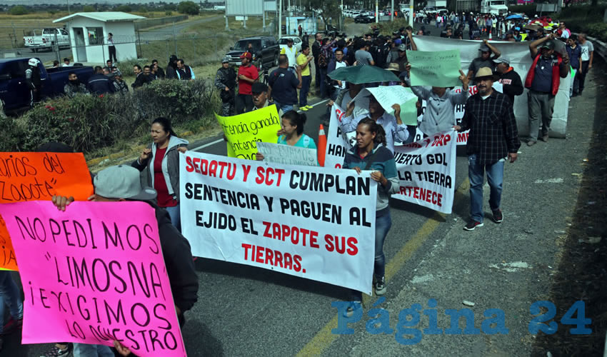 Los ejidatarios mantienen un plantón en las inmediaciones del aeropuerto, sobre la zona peatonal, para evitar que se les detenga en caso de que tomen alguna vía de comunicación y les genere más afectaciones que beneficios; esperarán a que se resuelva la apelación que harán sobre el oscuro avalúo que hicieron de sus tierras/Foto: Cuartoscuro 