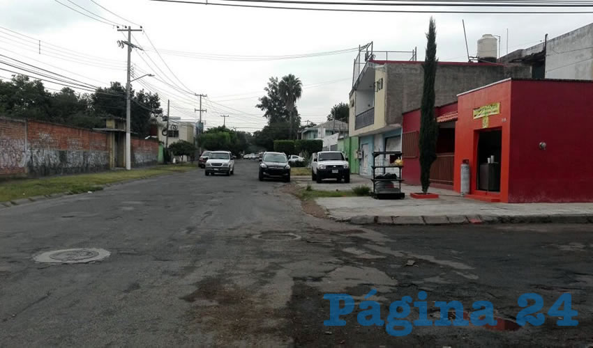 Persiste el daño que sufren varias de las arterias de la colonia Los Maestros por donde transitan decenas de rutas del transporte público, desviadas de vialidades principales sólo para convertir en polvo el escaso asfalto que tenían; sin embargo, nadie los apoya siquiera con bacheo/Foto: Archivo Página 24