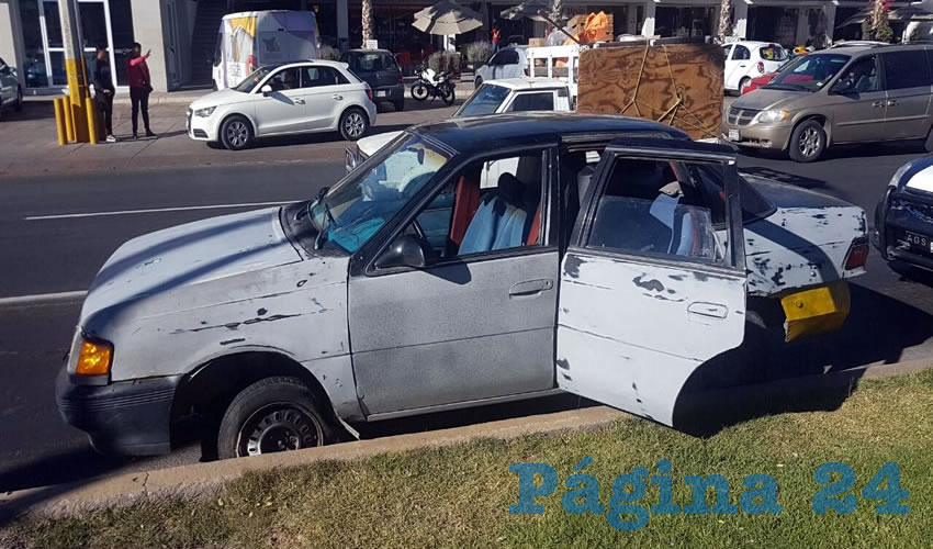 El Ford Topaz en que dos de los rateros intentaban huir