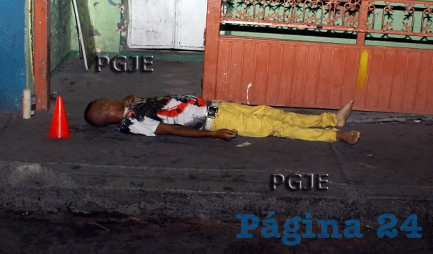 El adolescente qued&oacute; tendido sobre la calle 