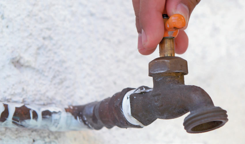 Cuando no es Chana es Juana, pero la ciudadanía sigue pasando las de Caín por la continua falta de agua en sus hogares y negocios, pero eso sí: los recibos por el suministro de agua potable y el uso del drenaje, llegan puntuales a nuestros domicilios y hasta cargados de publicidad comercial, ¿podrá hacer algo la Profeco a favor de los zacatecanos?