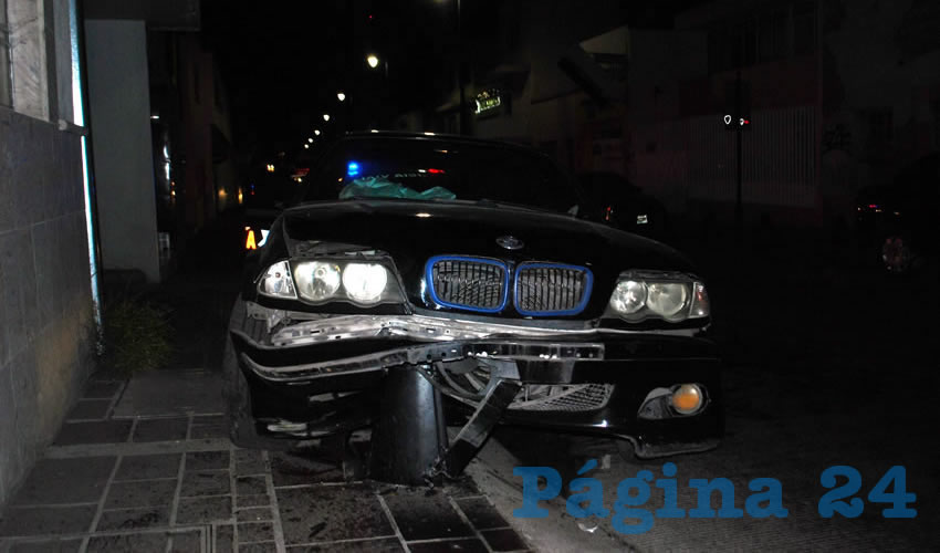 El automóvil BMW se estampó contra un bolardo de la calle Galeana