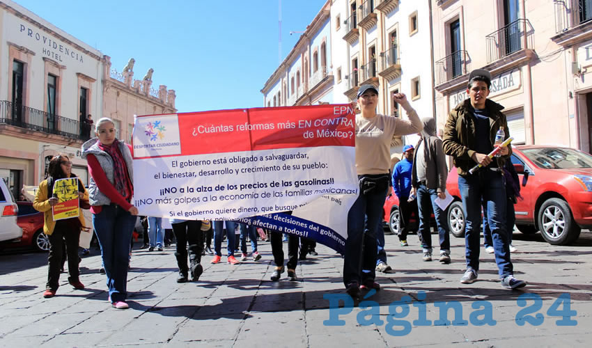 Fue en este espacio público donde Gerardo García Murillo, líder de la base sindical del Supdacobaez alzó la voz ante los presentes para manifestar el repudio a las políticas gubernamentales que atentan contra la educación, por los impuestos y el gasolinazo (Foto Rocío Castro Alvarado)