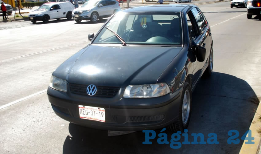 Juan Manuel Mora Pedroza fue atropellado por este automóvil Volkswagen Pointer, sobre avenida Aguascalientes sur