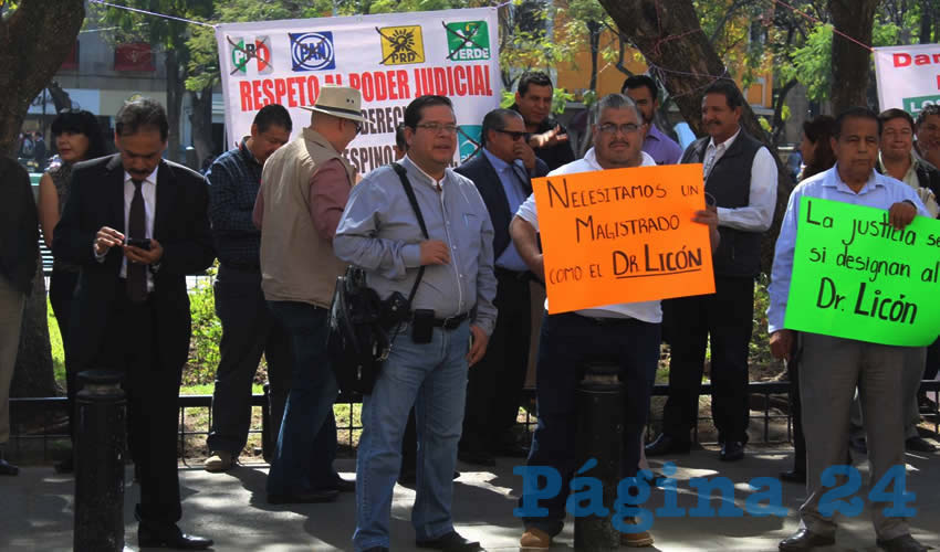 Decenas de abogados se plantaron afuera del recinto legislativo de Jalisco para exigir a los diputados que respeten la autonomía del Poder Judicial y que no impongan un perfil acorde a cuotas partidistas, sino que se escoja al candidato mejor preparado/Foto: Francisco Tapia 