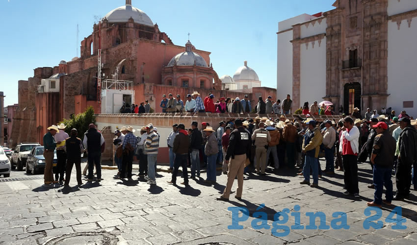 Un contingente de aproximadamente 150 campesinos adheridos a Organizaciones Unidas del Campo Zacatecano, se manifestó en las inmediaciones del Congreso del Estado para exigir subsidio en la compra del diésel, al asegurar que la mayoría de los productores no ha iniciado labores en las parcelas ante la ineficiencia financiera por el alza de los combustibles.