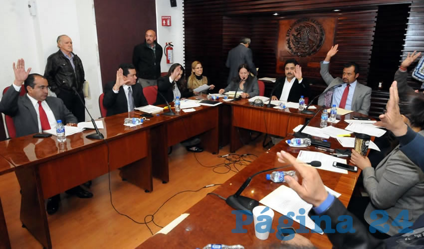 El diputado Luis Medina Lizalde presentó ante los integrantes de la Comisión Permanente, la Iniciativa de Punto de Acuerdo, mediante la cual se exhorta al titular del poder ejecutivo a reconsiderar el recorte del monto destinado a la inversión en publicidad oficial para el presente ejercicio fiscal, como un gesto de compromiso con los cientos de familias zacatecanas que ven amenazada su fuente de sustento.