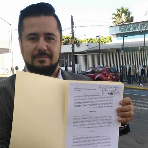 Enrique Alfaro “es el responsable del ayuntamiento; tenemos dos viveros en Guadalajara detectados, es en el parque El Deán y Los Colomos, tenemos otras compras de semillas por parte de la Dirección de Parques y Jardines, por qué tenemos compras millonarias de productos que la misma dependencia puede producir, eso es corrupción”, tronó el defensor de derechos humanos al exhibir copia de su denuncia/Foto: Rafael Hernández Guízar 
