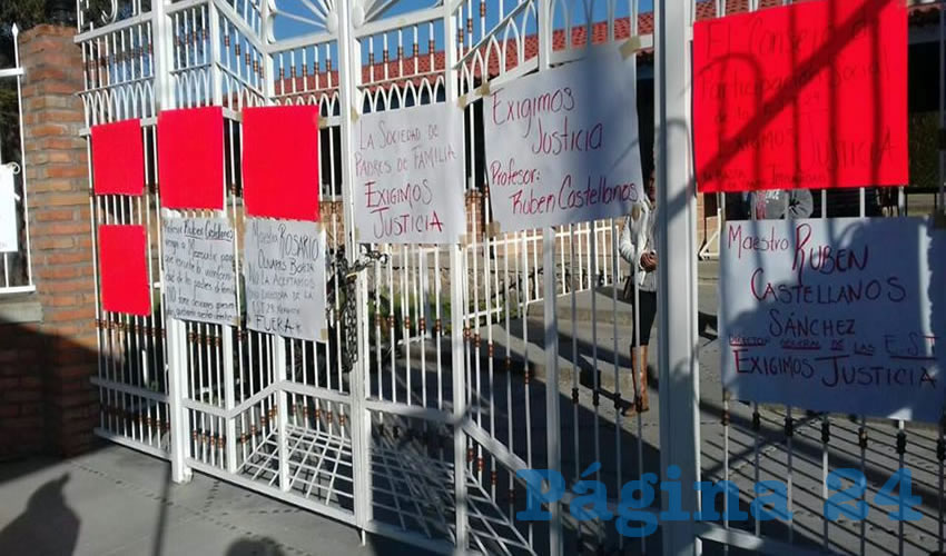 Decenas de pancartas exigiendo la destitución de la directora María Rosario Olivares, de la escuela secundaria técnica 29 en Mezquitic, sólo dan muestra del hartazgo de padres de familia y alumnos, quienes soportaron a la déspota mujer y sus malos contra todos; ahora sólo quieren que se vaya, pero ella se aferra a permanecer ahí/Fotos: Cortesía