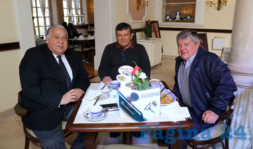 En Sanborns Francia almorzaron Jos&eacute; Luis Romero Rivera, director de Catastro; Javier Mu&ntilde;oz Z&uacute;&ntilde;iga, asesor de la Secretaria de Desarrollo Urbano; y V&iacute;ctor Manuel Rodr&iacute;guez Romo, director de Planeaci&oacute;n y Obras P&uacute;blicas del Municipio de Asientos
