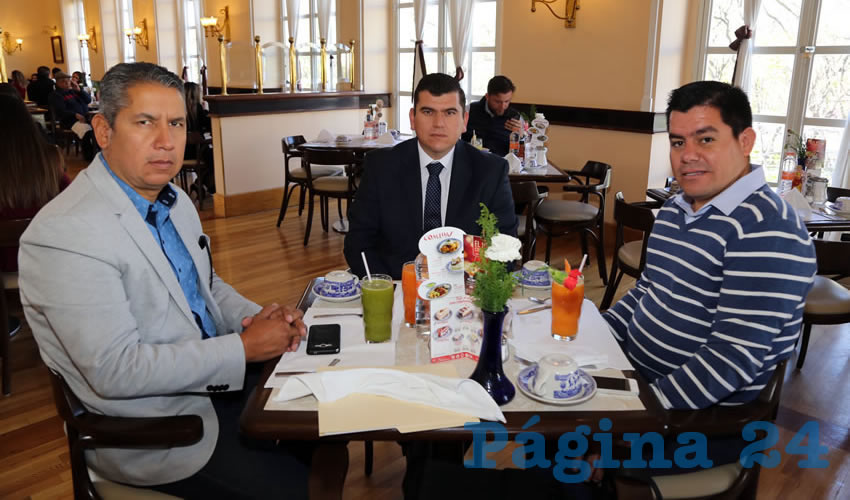 Fernando Figueroa Ortega, secretario de Obras P&uacute;blicas de Calvillo; Ad&aacute;n Valdivia L&oacute;pez, presidente municipal de Calvillo; y Jos&eacute; Manuel Velasco Serna, secretario de Gobierno de Calvillo; desayunaron en Sanborns Francia