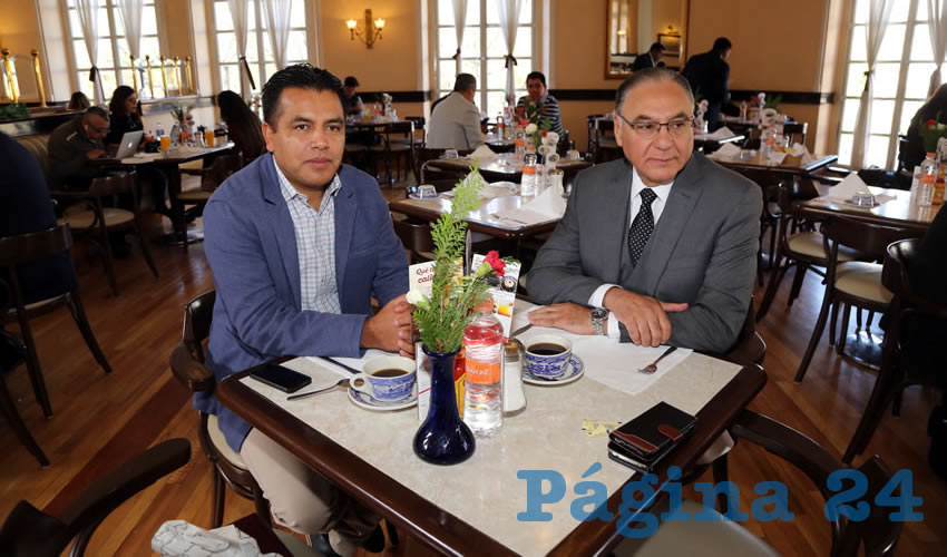 En Sanborns Francia almorzaron Sergio Alberto Mart&iacute;nez Castuera, secretario de Seguridad P&uacute;blica Estatal, y Homero P&eacute;rez Ruiz
