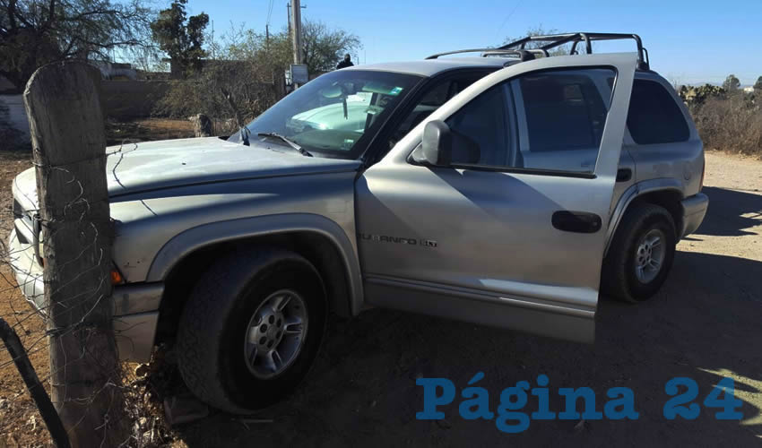Los tres hombres detenidos viajaban en una camioneta Dodge Durango, color gris, sin placas de circulación, que fue abandonada en el entronque a la comunidad Las Catarinas.