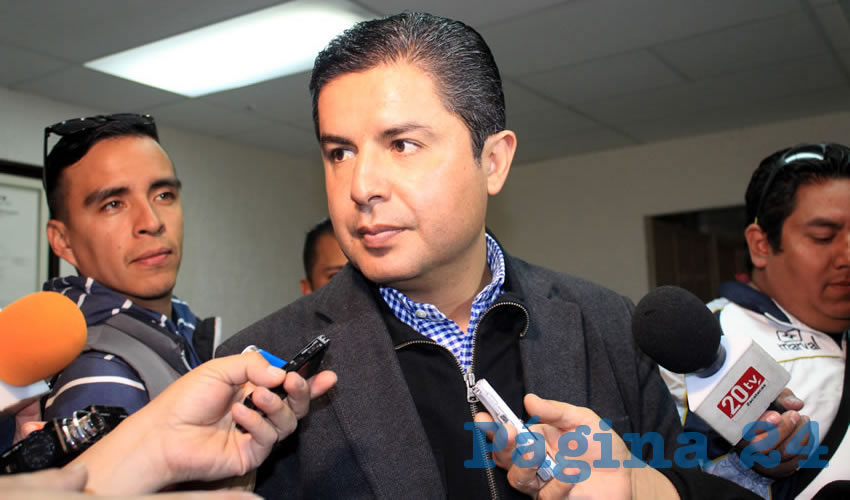Enrique Flores Mendoza: “Lamentablemente hay ciudadanos que por llevarse algunos pesos a la bolsa, afectan a un gran número de ciudadanos, estamos insistiendo mucho en esta parte de poder tener la aprobación del Congreso del Estado para renovar el total de las luminarias” (Foto: Rocío Castro Alvarado)