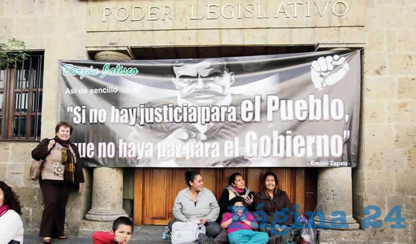 Desde las cinco de la mañana, cientos de personas hicieron frente a los diputados de Jalisco al bloquear el ingreso al recinto legislativo; para sesionar, los ‘representantes del pueblo’ tuvieron que entrar por la puerta por donde sacan la basura/Fotos: Elizabeth Ríos Chavarría