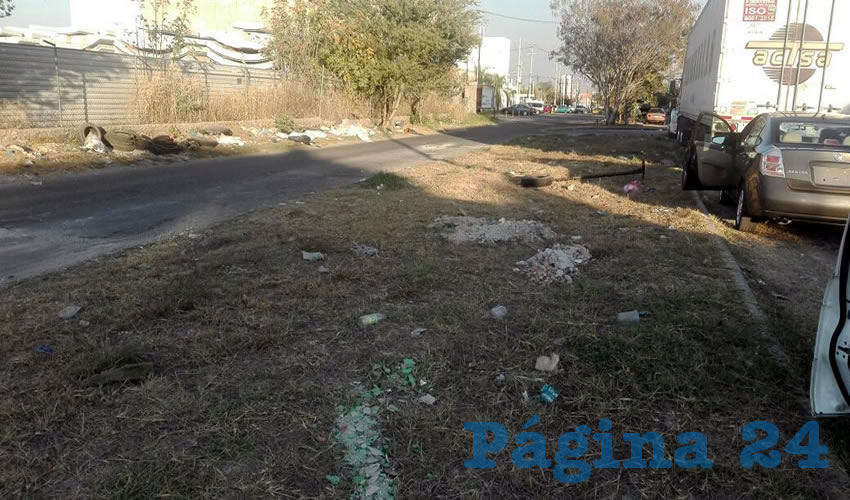 “Ya estamos hartos” de que gente que no es de la colonia viene y tira su basura incómoda en nuestras calles, tronaron los inconformes, quienes exigieron acciones a su alcalde, Pablo Lemus/Fotos: Rafael Hernández Guízar