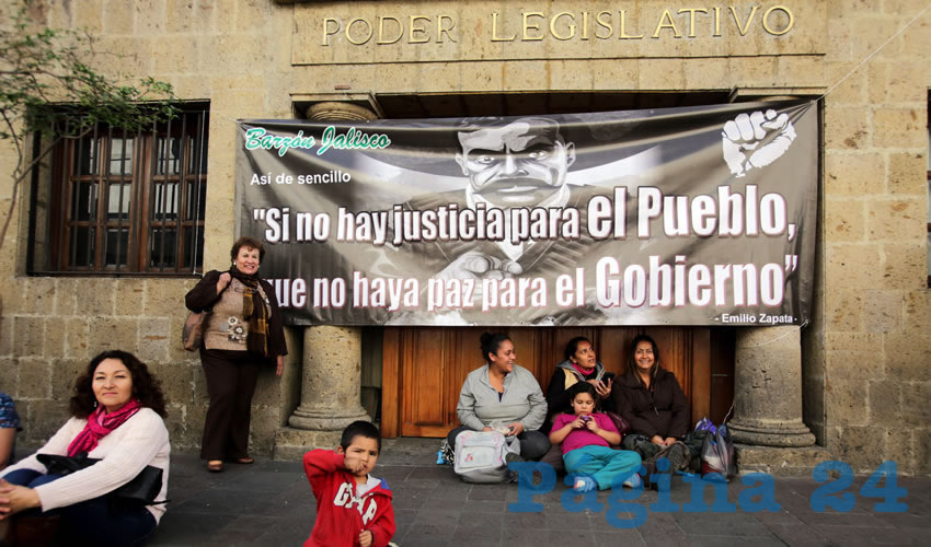 El día jueves, cientos de personas se aprestaron en el recinto legislativo para bloquear el acceso a trabajadores y diputados; en un momento dado fueron recibidos por los legisladores, quienes se jactaron de ya haber cumplido 80% de lo que el frente ciudadano exige/Foto: Cuartoscuro 