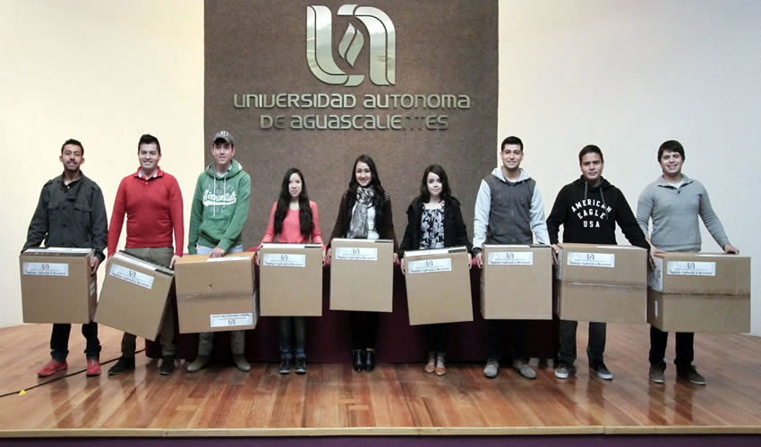 El rector de la UAA entregó de manera simbólica 10 computadoras a estudiantes representantes de cada centro académico de la institución