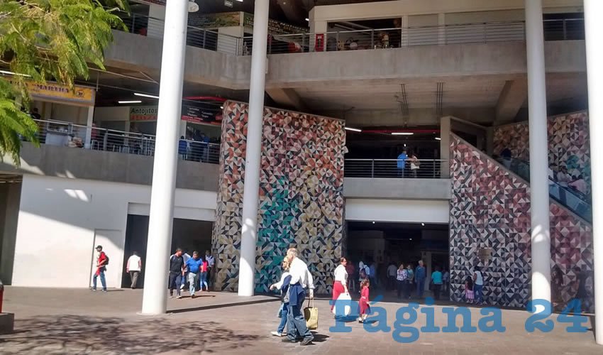 A pesar de que no es la primera vez que se señalan las fallas en los niveles inferiores del mercado Corona, entre otras anomalías, el alcalde tapatío rechazó que las filtraciones en la estructura representen algún peligro para el lugar/Foto: Francisco Tapia