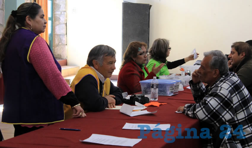 En este evento se dieron consultas médicas, dentales, psicológicas y legales, así como cortes de cabello, también se donaron lentes para las personas que así lo requieran, todo por sólo 100 pesos (Foto: Rocío Castro Alvarado)