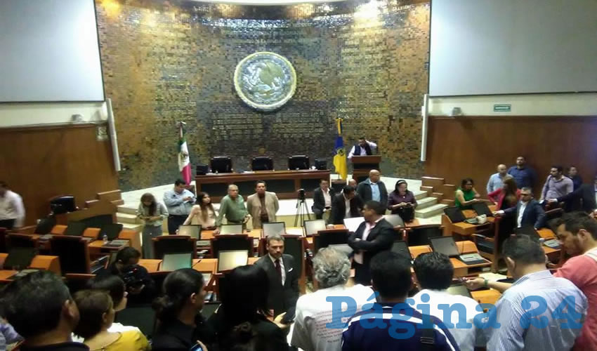 A raíz de que cientos de ciudadanos bloquearon las puertas del Congreso del Estado, en protesta contra el gasolinazo y la corrupción, se logró la firme promesa de los legisladores no sólo de reducir de 39 a 20 diputados en la siguiente legislatura, sino la aceleración de las carpetas de investigación contra los corruptos y ladrones Emilio González Márquez, ex gobernador de Jalisco, y Ramiro Hernández García, alcalde de Guadalajara, entre otros/Foto: Archivo Página 24