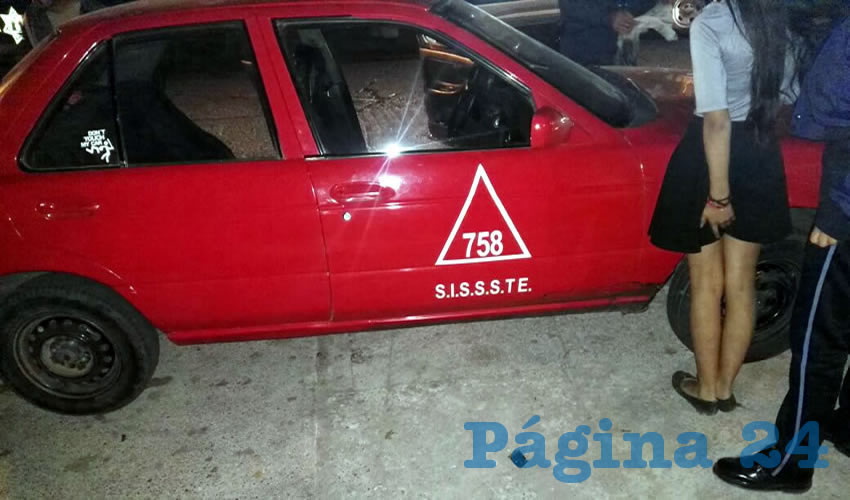 La menor, que fue llevada a la PGR en calidad de presentada, aguarda junto al taxi 758