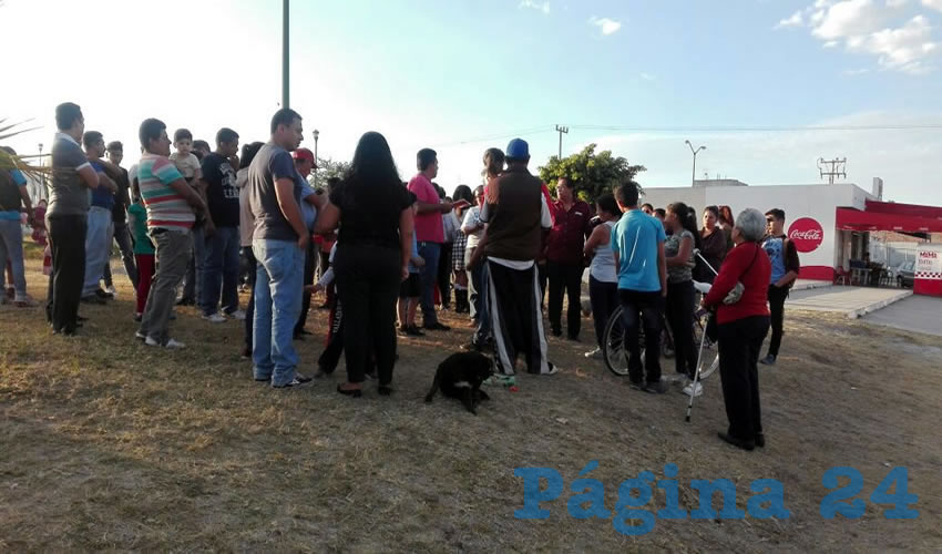“Empezamos a las siete de la tarde y terminamos a las siete de la mañana, vamos a hacer los rondines con los vecinos, vamos a cerrar las entradas con piedras, palos, lo que se pueda; vamos a hacer lo que tengamos que hacer para que los delincuentes no entren”, advirtieron los vecinos de este olvidado fraccionamiento, tras hacer equipo contra el crimen y colocar anuncios de advertencia a los rateros/Fotos: Rafael Hernández Guízar