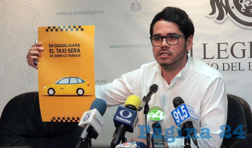 “La apuesta del gobierno del estado es crear confusión; vincular dos programas que no tienen nada que ver, darles a los taxistas muestras de información y decirles por un lado una cosa y por el otro lado otra hasta agotarlos”, tronó el diputado Alejandro Hermosillo, quien exigió claridad al gobernador y a la Semov/Foto: Francisco Tapia 