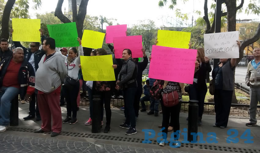 “En este caso al fraccionamiento de Santa Fe lo han perjudicado en esa vialidad, cerrándola, y eso es lo que queremos que se abra, porque los comerciantes están realmente angustiados porque viven al día”, explicó José Carlos Martínez 