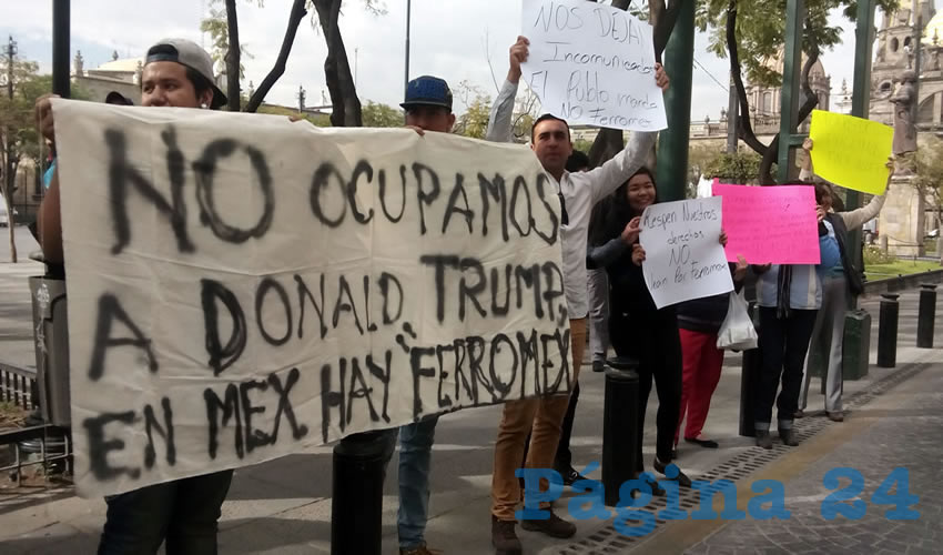 Ayer por la mañana con pancartas, ciudadanos de Tlajomulco acudieron con el diputado emecista y ex alcalde de ese municipio, Ismael del Toro Castro, para exigirle respuestas referente a las implicaciones que les trajo la construcción del nodo Santa Fe; se dijeron aislados y peor, olvidados por las autoridades/Fotos: Francisco Tapia 