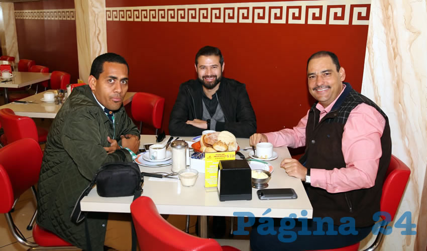 En el restaurante Mitla compartieron el pan y la sal Gilberto S&aacute;nchez Triana, Eduardo Gonz&aacute;lez Blas y Antonio Mart&iacute;n del Campo expresidente municipal de Aguascalientes