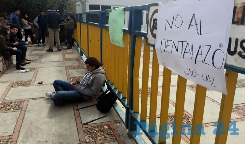 Lidier Alanís Durón, estudiante de la UAO: “Hay costos muy elevados a comparación de los costos anteriores. El argumento (de las autoridades de la escuela) es que ya tenían cuatro años que no se aumentaba” (Foto: Cristo González)
