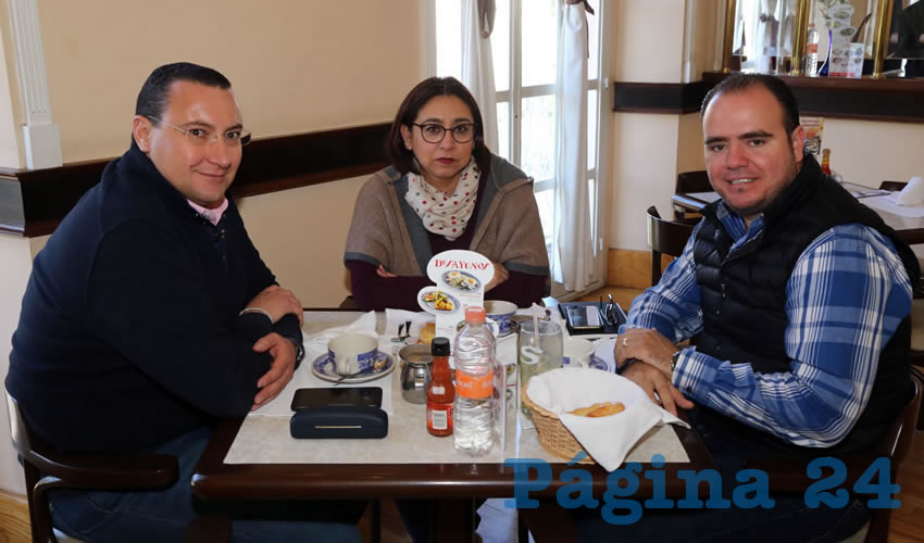 En Sanborns Francia almorzaron Paulo Mart&iacute;nez L&oacute;pez, presidente con licencia del Comit&eacute; Directivo Estatal del PAN; Ver&oacute;nica Ram&iacute;rez y Ernesto Jim&eacute;nez Colombo, consejeros estatales del PAN
