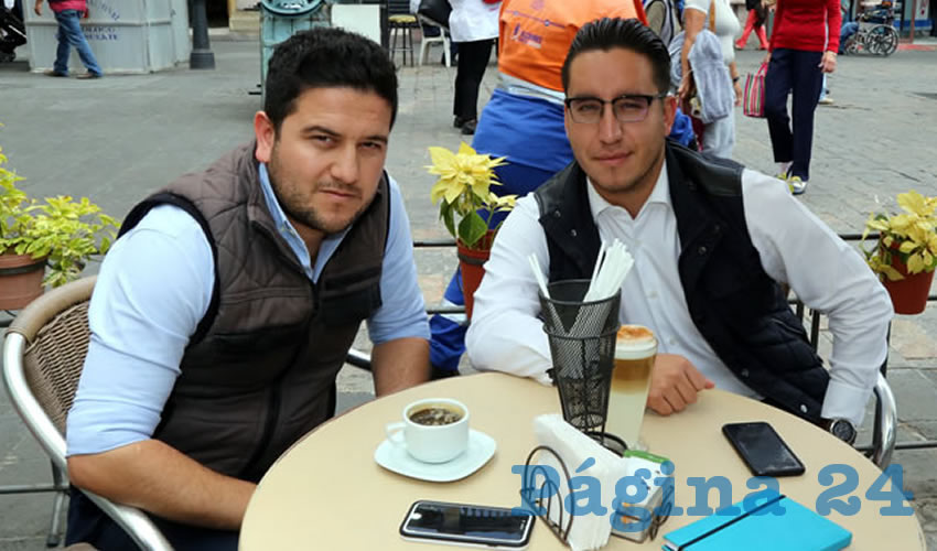 En Caf&eacute; Catedral departieron Juan Carlos Romo Herrera, empresario, y Juan Jos&eacute; Quezada Torres, director general de Programaci&oacute;n y Planeaci&oacute;n de la CEPLAP de Gobierno del Estado