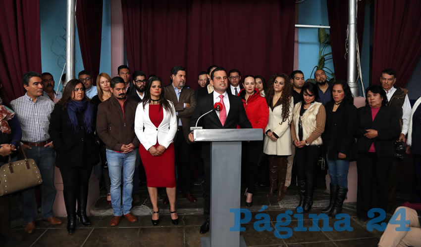 Vicente P&eacute;rez Almanza acompa&ntilde;ado de excandidatos, exdiputados y exdirigentes del partido Movimiento Ciudadano (Foto: Eddylberto Lu&eacute;vano Santill&aacute;n)