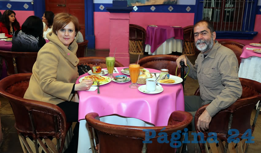 En el restaurante La Saturnina compartieron el pan y la sal Luizmila Mercado Mu&ntilde;oz y Jorge Mart&iacute;n J&aacute;uregui