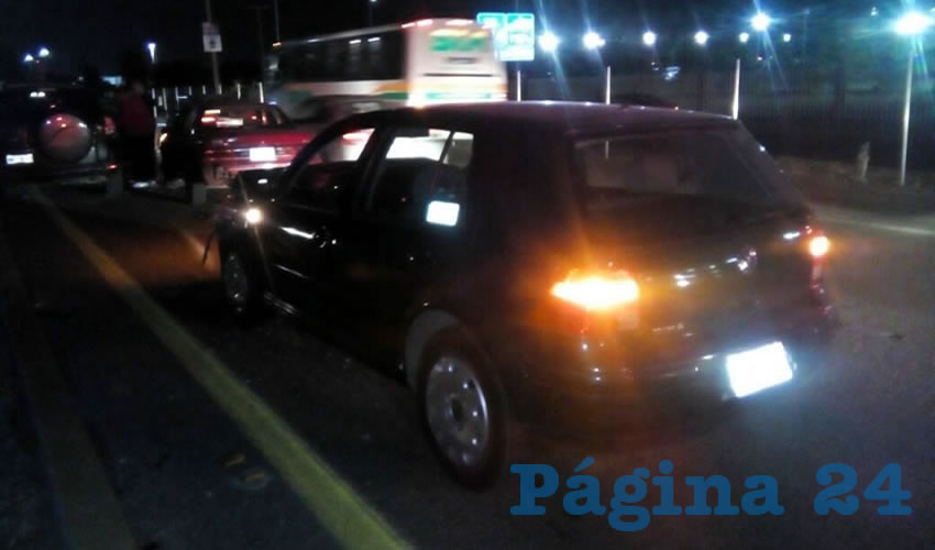 El veh&iacute;culo Volkswagen Golf choc&oacute; contra dos veh&iacute;culos