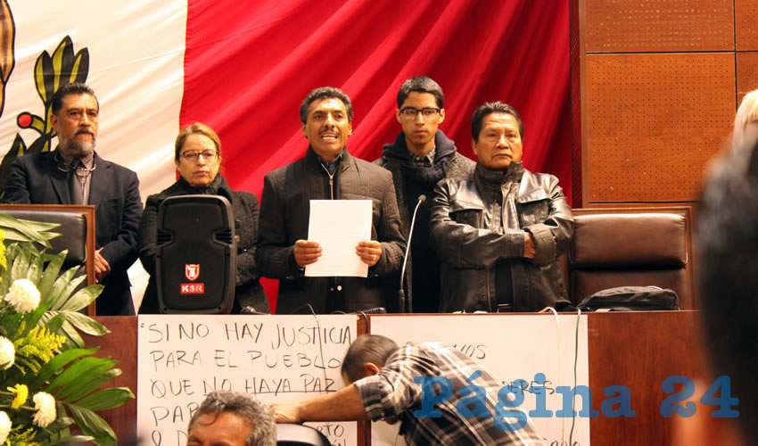 Miguel Agustín Zamora Barrón, abogado independiente: Pedimos la eliminación del fuero a todos los funcionarios, así como los bonos y prerrogativas a los diputados y partidos políticos, que se reduzcan el salario que ronda en casi los 90 mil pesos mensuales (Foto: Merari Martínez Castro)