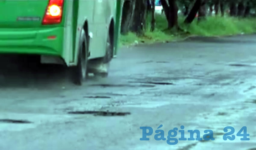Los hoyancos que hay a lo largo del anillo Periférico causan imprevistos constantes entre los automovilistas/Foto: Cortesía