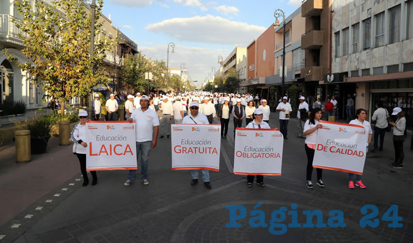 La gran caminata denominada “En Defensa de la Educación y la Escuela Pública” se realizó por la calle Francisco I. Madero rumbo a la plaza principal
