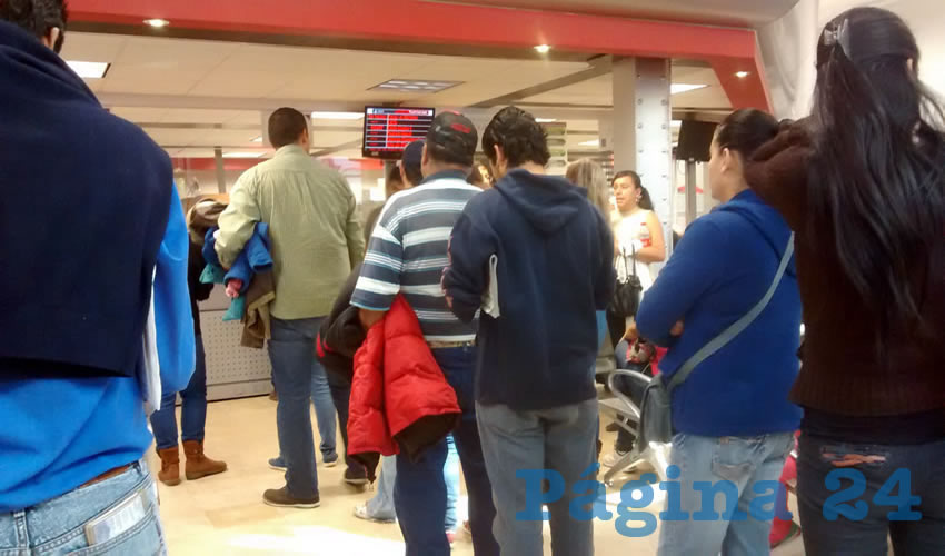 Aristóteles Sandoval está empeñado en que el pueblo pague la crisis que el propio gobierno provocó por su galopante corrupción, por lo que este año el “descuento” al refrendo vehicular se reduce de 30 a 10 por ciento, además de acortar drásticamente el plazo de tres meses a uno; molestos, por estos engaños, los jaliscienses mientan madres pero aún así hacen larga cola para pagarlo “y sigan comiendo con manteca esos hijos de la chingada”/Foto: Archivo Página 24