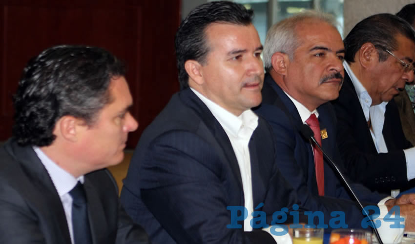Nezahualcóyotl Ornelas, encargado de Obra Pública de Jalisco, justificó que el retraso se debe al plazo que les pidió Pemex “para retirar unos ductos que tenían allí”, con lo que se contempla terminar los túneles a finales de febrero; pese a todo, presumió que “vamos bien”/Foto: Cortesía
