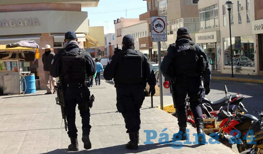 Mientras policías pasean en grupo, disfrutando de los rayos solares, el hampa hace de las suyas con total impunidad