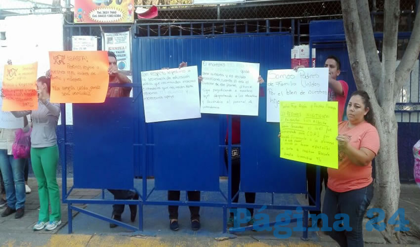 Padres de familia y directivos se plantaron con pancartas afuera de la primaria federal “Amelia Covarrubias” para exigir al secretario de Educación Jalisco, Francisco Ayón, atienda sus peticiones, pues tienen necesidades apremiantes/Foto: Rafael Hernández Guízar