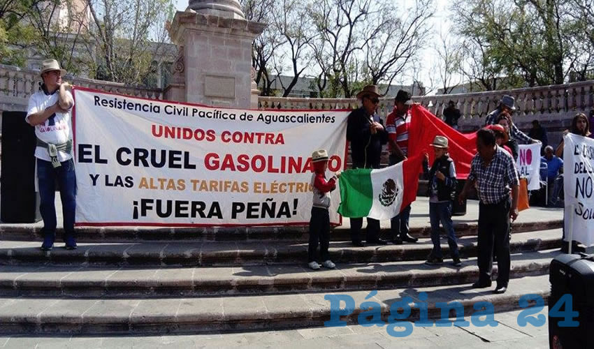Al arribar a Plaza de Armas poco antes de las 12:00 del d&iacute;a, realizaron un mitin bajo el monumento de la Independencia